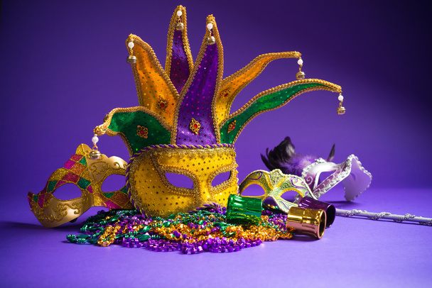 Assorted Mardi Gras ou máscara Carnivale em um fundo roxo
 - Foto, Imagem