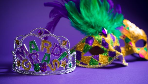 rozmanité mardi gras nebo masku carnivale na fialovém pozadí - Fotografie, Obrázek