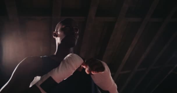 afro-amerikai bokszoló csomagolta a kezét - Felvétel, videó