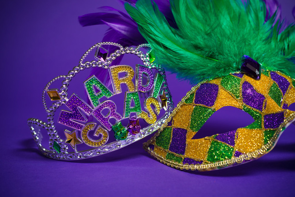 Máscara surtida de Mardi Gras o Carnivale sobre fondo púrpura
 - Foto, Imagen
