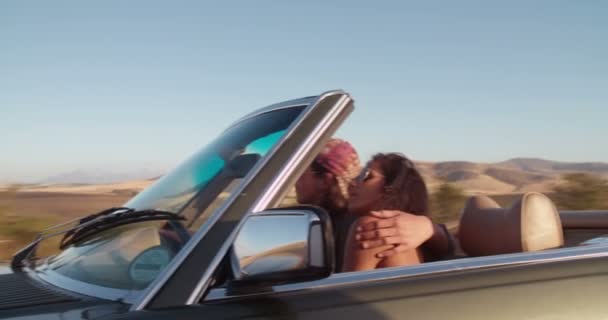 ζευγάρι σε ένα οδικό ταξίδι με παλιό αυτοκίνητο - Πλάνα, βίντεο