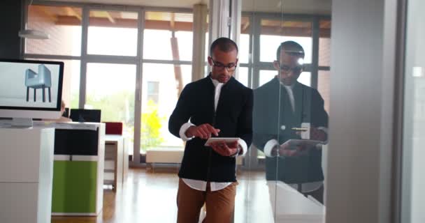 startup Entrepreneur working on tablet in office - Filmmaterial, Video