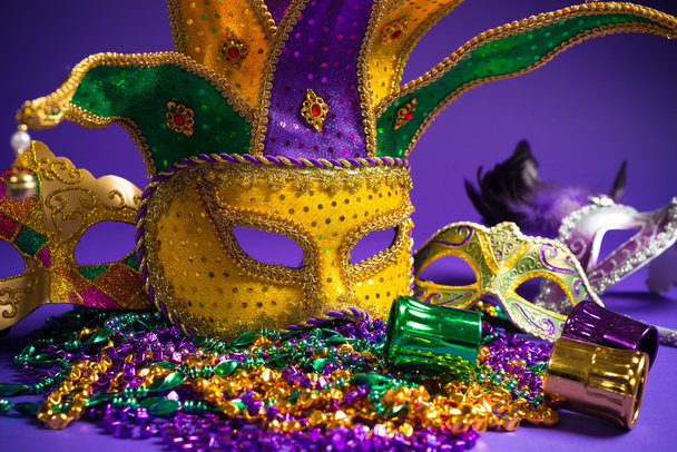 rozmanité mardi gras nebo masku carnivale na fialovém pozadí - Fotografie, Obrázek