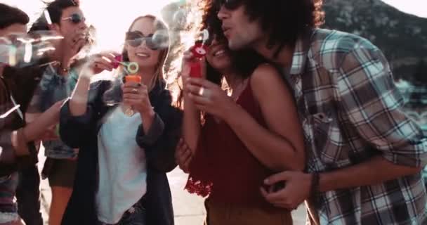 φίλους πάρτι με φυσαλίδες έξω από το ηλιοβασίλεμα - Πλάνα, βίντεο