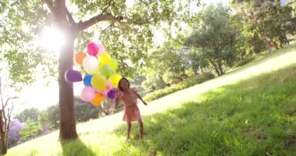 Linda menina afro-americana correndo no parque
 - Filmagem, Vídeo