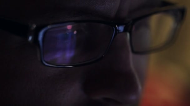 Mann mit Brille blickt auf die Tablet-Nahaufnahme - Filmmaterial, Video