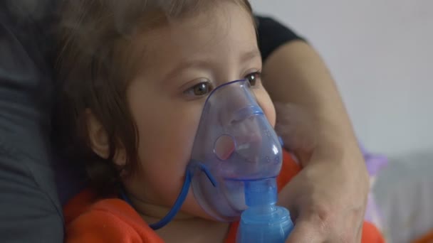 Dziecko robi nebulizator Homeopatia - Materiał filmowy, wideo