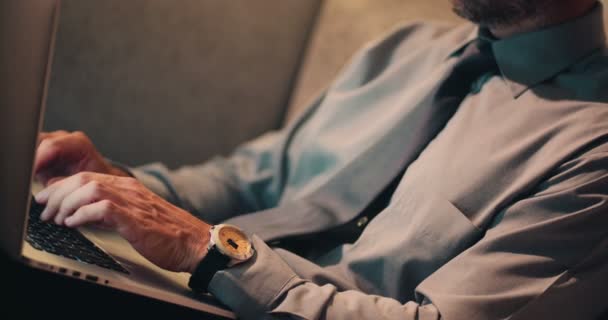 mature businessman typing on laptop - Filmati, video