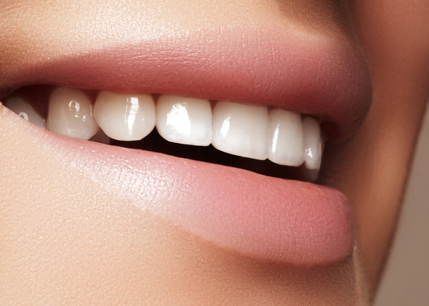 Hermosa sonrisa con dientes blanqueadores. Foto dental. Macro primer plano de la boca femenina perfecta, rutina de cuidado labial
 - Foto, Imagen