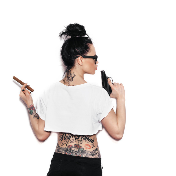 Frau posiert mit Waffe und Zigarre - Foto, Bild