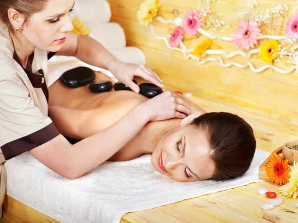 Frau bekommt Steintherapie-Massage . - Foto, Bild