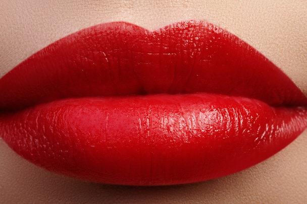 Lähikuva naisten huulet kirkas meikki. Naisen kasvojen makro. Muoti huuli meikki punaisella huulipunalla. Vaakasuora
 - Valokuva, kuva