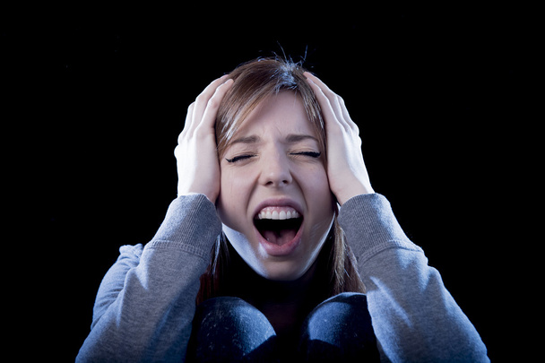 Dziewczyna nastolatek z czerwonymi włosami uczucie samotny krzyczeć zdesperowany jako zastraszanie ofiara w depresji - Zdjęcie, obraz