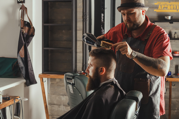 Bearded Man In Barbershop - 写真・画像