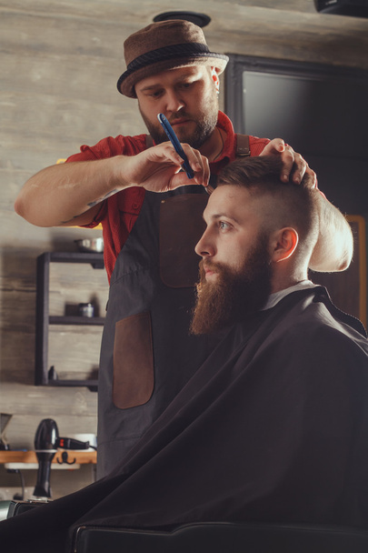 Bearded Man In Barbershop - Foto, imagen
