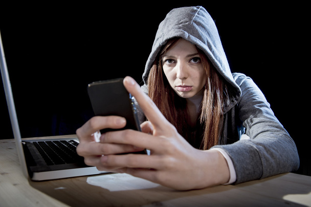 teini hakkeri tyttö huppu käyttäen matkapuhelinta internetissä tietoverkkorikollisuuden asiantuntija tai tietoverkkorikollisuus
 - Valokuva, kuva