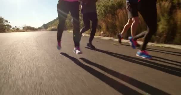 Bir koşu egzersiz açık havada yapıyor sporcular - Video, Çekim