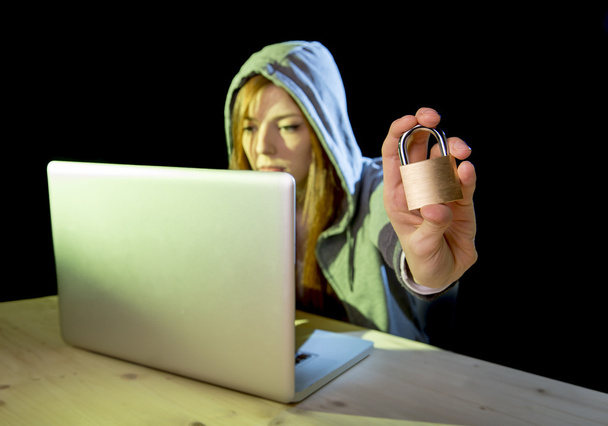 młody atrakcyjny nastolatek kobieta noszenie bluza hacking laptop cyberc - Zdjęcie, obraz