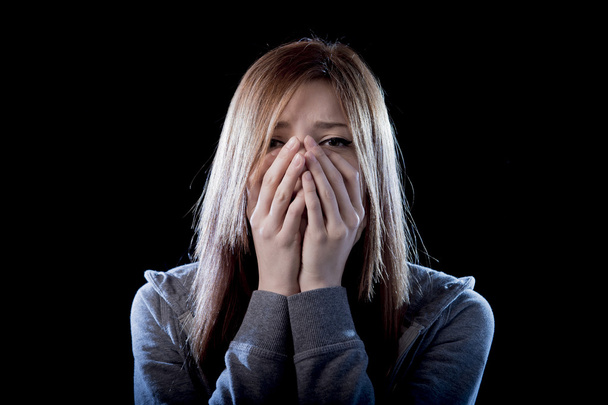 dospívající dívka je smutno strach smutný a zoufalé utrpení deprese šikany oběť - Fotografie, Obrázek