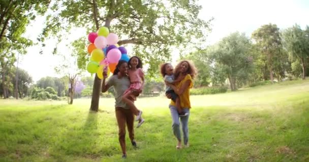 Afrikkalainen-amerikkalainen perhe viettää laatuaikaa puistossa
 - Materiaali, video