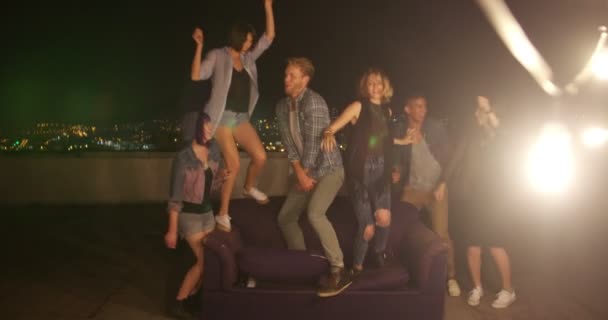 Teenager tanzen auf einem Dach und haben Spaß - Filmmaterial, Video