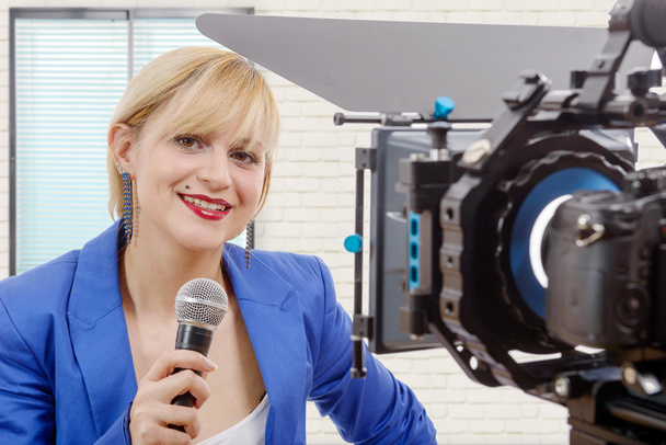 Portret van elegante blonde vrouw Tv-verslaggever - Foto, afbeelding