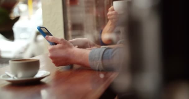 Manos de hombre sosteniendo la tableta en la cafetería
 - Metraje, vídeo