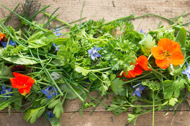 Rangée d'herbes et de fleurs comestibles sur table en bois
 - Photo, image