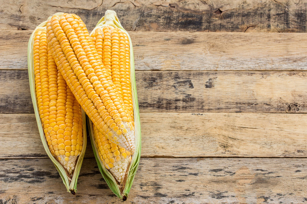 Fresh corn on wooden table background - Φωτογραφία, εικόνα
