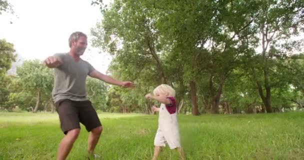 Otec a batole chlapec hraje v parku - Záběry, video