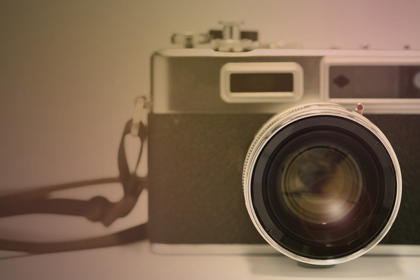 Oude camera en leeg gebied voor tekst, Classic filmcamera van fotograaf isoleren op witte achtergrond. - Foto, afbeelding