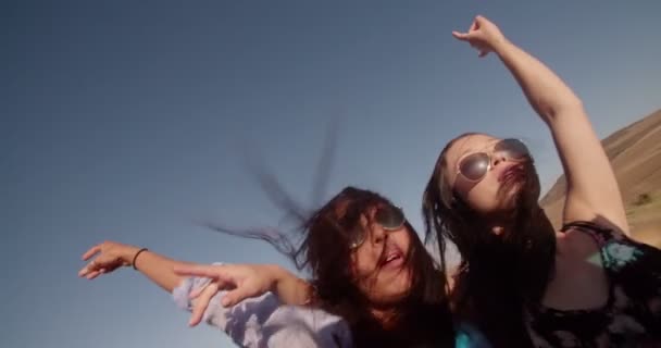 chicas con gafas de sol cantando en un viaje por carretera
 - Imágenes, Vídeo