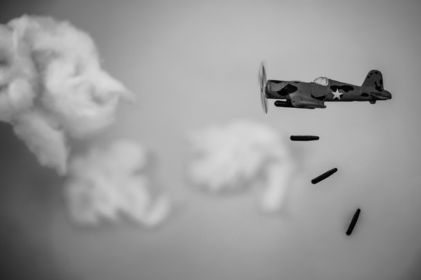 Bombardeo de la Fuerza Aérea en la ciudad del enemigo en la guerra mundial, la bomba atómica cae desde el avión para matar al enemigo de las fuerzas aliadas
. - Foto, imagen