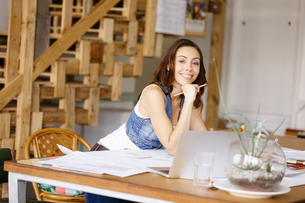 Young woman standing in creative office - Foto, afbeelding