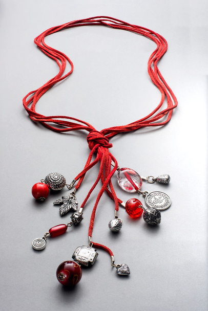 Bunched kaulakorut valmistettu punaisesta lasista helmiä
 - Valokuva, kuva