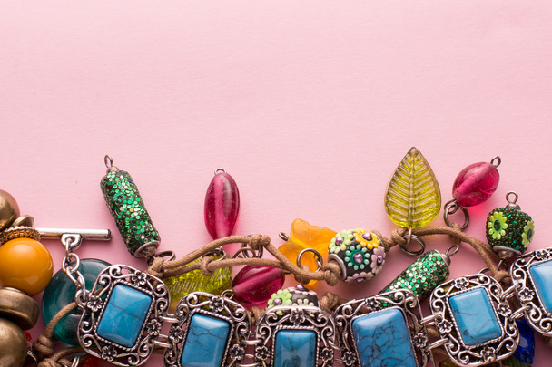 Bijoux à la mode avec pierres colorées
 - Photo, image