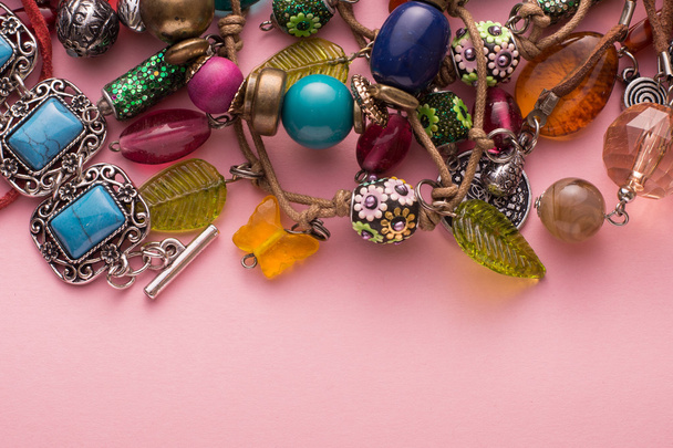 Bijoux élégants avec pierres et perles colorées
 - Photo, image