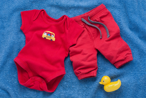 Yhden punainen vauva kehonpuku muovi lelu avaimet
 - Valokuva, kuva