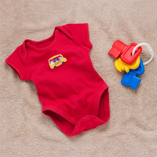 Одиночный красный детский костюм с пластиковыми ключами от игрушек
 - Фото, изображение