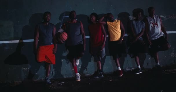 Kosárlabda játékosok sorakoznak ellen Court Wall - Felvétel, videó