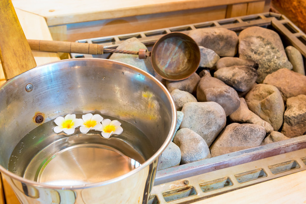 horké kameny v sauně a kýbl vody detail - Fotografie, Obrázek