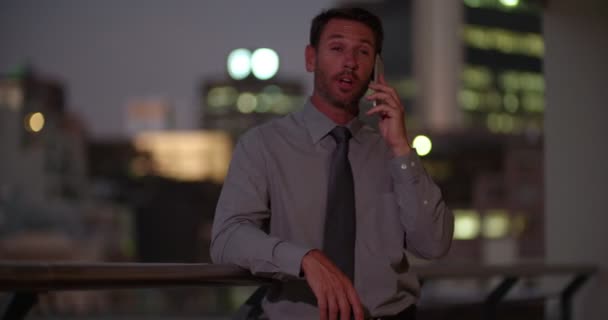 Rijpe zakenman, praten over de telefoon op balkon - Video