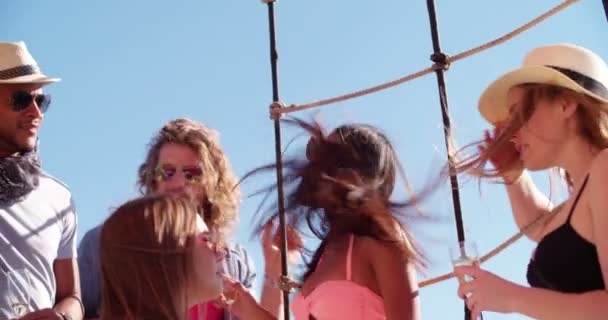 dziewczyna na lato party na jachcie z przyjaciółmi - Materiał filmowy, wideo