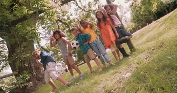 meninos e meninas com bola de futebol
 - Filmagem, Vídeo