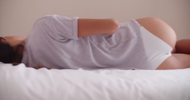 Frau im Schlafzimmer liegend im Bett  - Filmmaterial, Video
