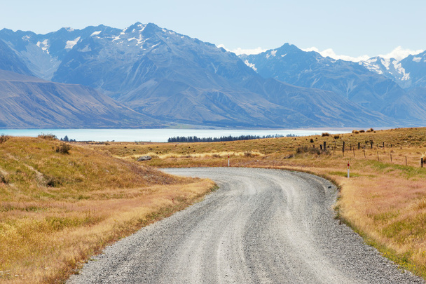 ニュージーランドの空の田舎道 - 写真・画像