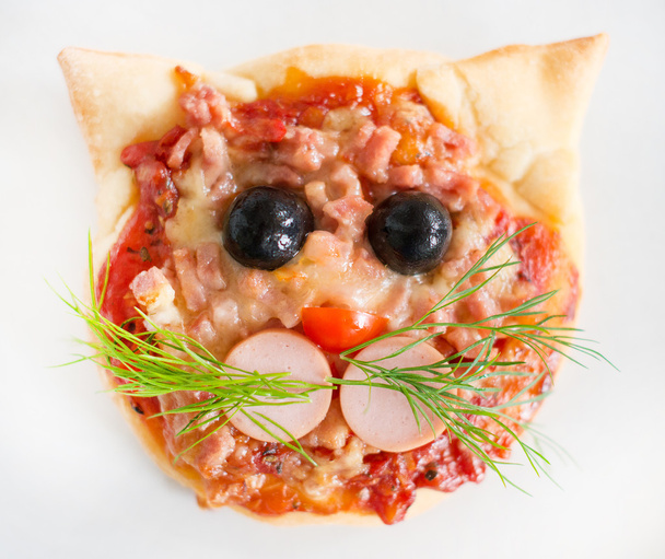 Handgemaakte pizza in de vorm van de kat. - Foto, afbeelding