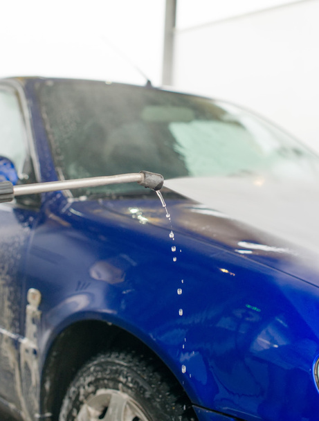 Car wash using high pressure water jet. - Foto, Imagem