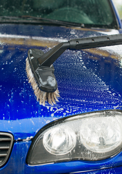 Mytí aut pomocí speciální štětce s mýdlem. - Fotografie, Obrázek