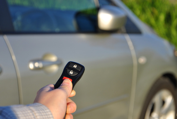 Una mano sosteniendo las llaves del coche - Foto, imagen
